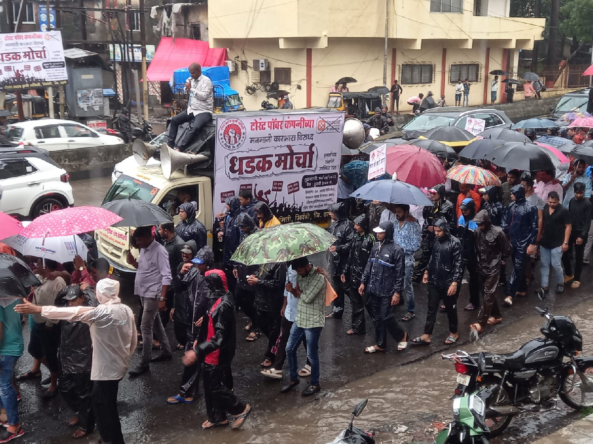 भिवंडीत टोरंट पावर कंपनी विरोधात तीव्र आंदोलन; भर पावसात महिलांसह शेकडो नागरिक रस्त्यावर Thane Marathi News | Intense agitation against Torrent Power Company in Bhiwandi Hundreds of citizens including women on the streets in heavy rain | Latest Thane News