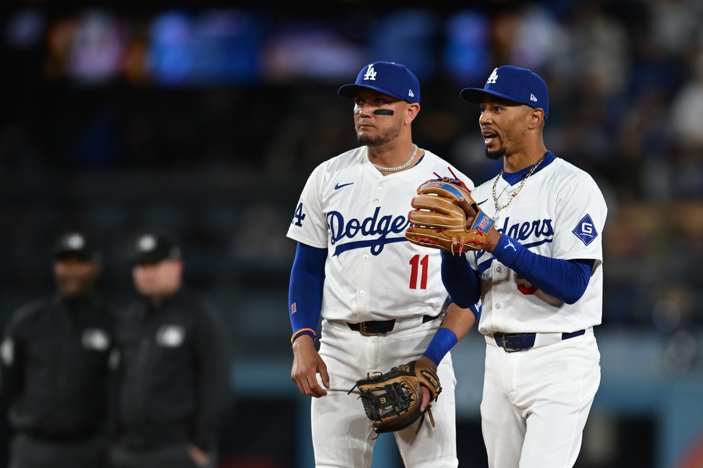 Dodgers' Dave Roberts Says Mookie Betts, Miguel Rojas Deserve to Win Gold Gloves | Dodgers Nation