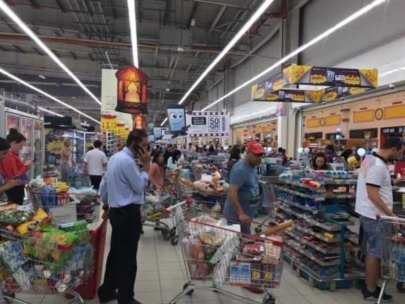 Qatar residents rush to stock up on food after border closed - Doha News | Qatar