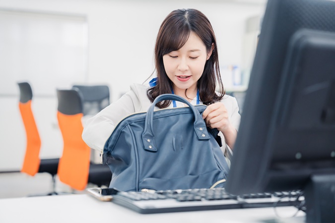 Female Daily Editorial - Isi Tas Kerja Anak Intern Lebih Banyak dari Full-Timer? Intip Langsung, Yuk!