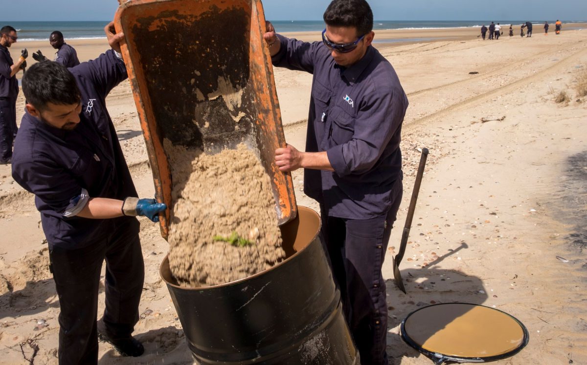 Llegan a playa de Doñana manchas de un vertido de refinería de Cepsa