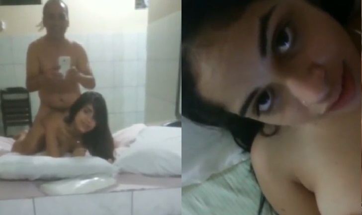 Vazou Coroa comendo novinha