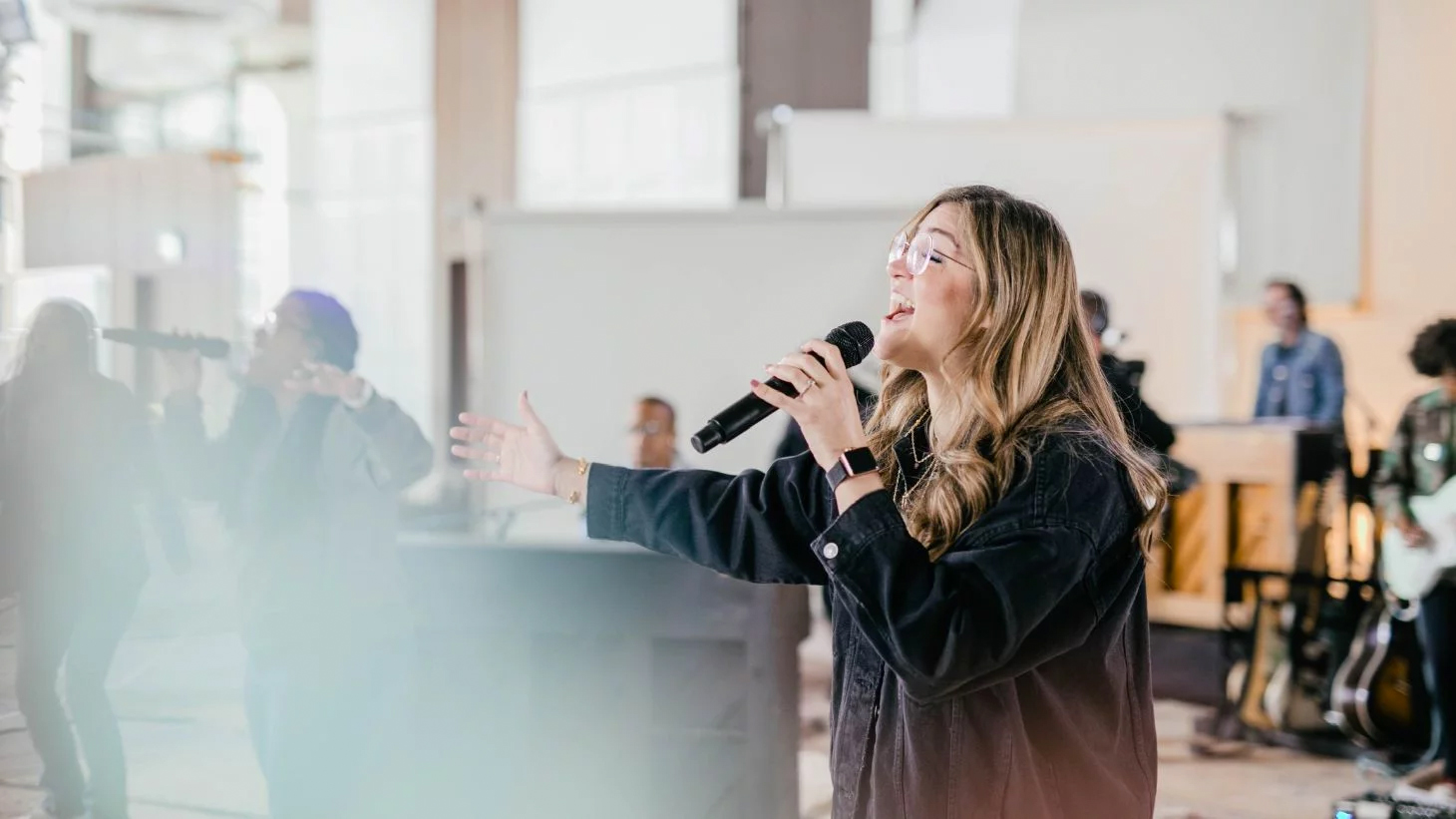 Layla de la Garza, cantante de música cristiana, habla acerca del poder de la «teología cantada» - Christianity Today en español | Cristianismo hoy