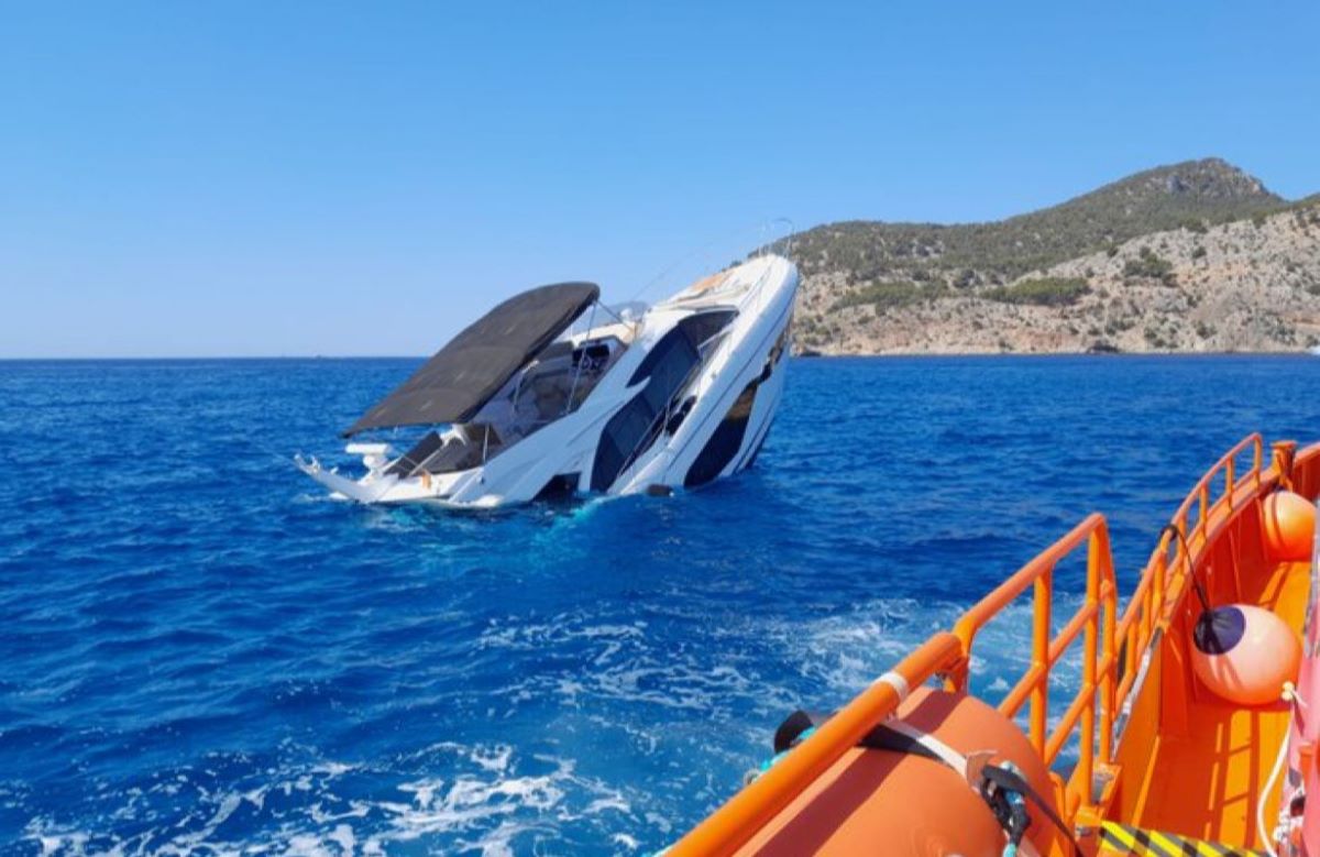 Five people rescued from a sinking yacht « Euro Weekly News