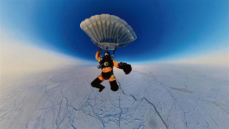 Russians Parachute from Stratosphere Over North Pole » Explorersweb