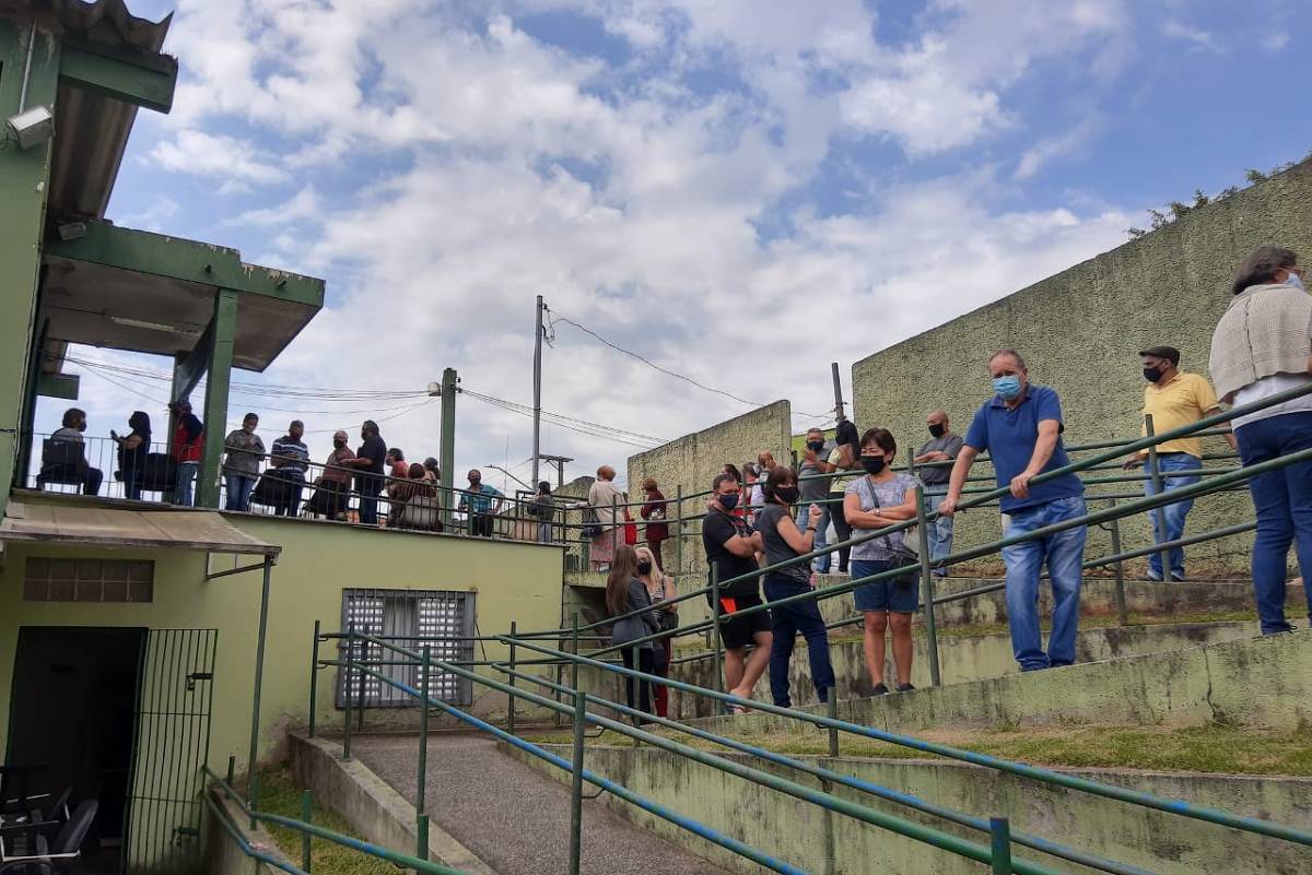 Idosos enfrentam quase três horas de fila por vacina em UBS de São Paulo - 16/04/2021 - São Paulo - Agora