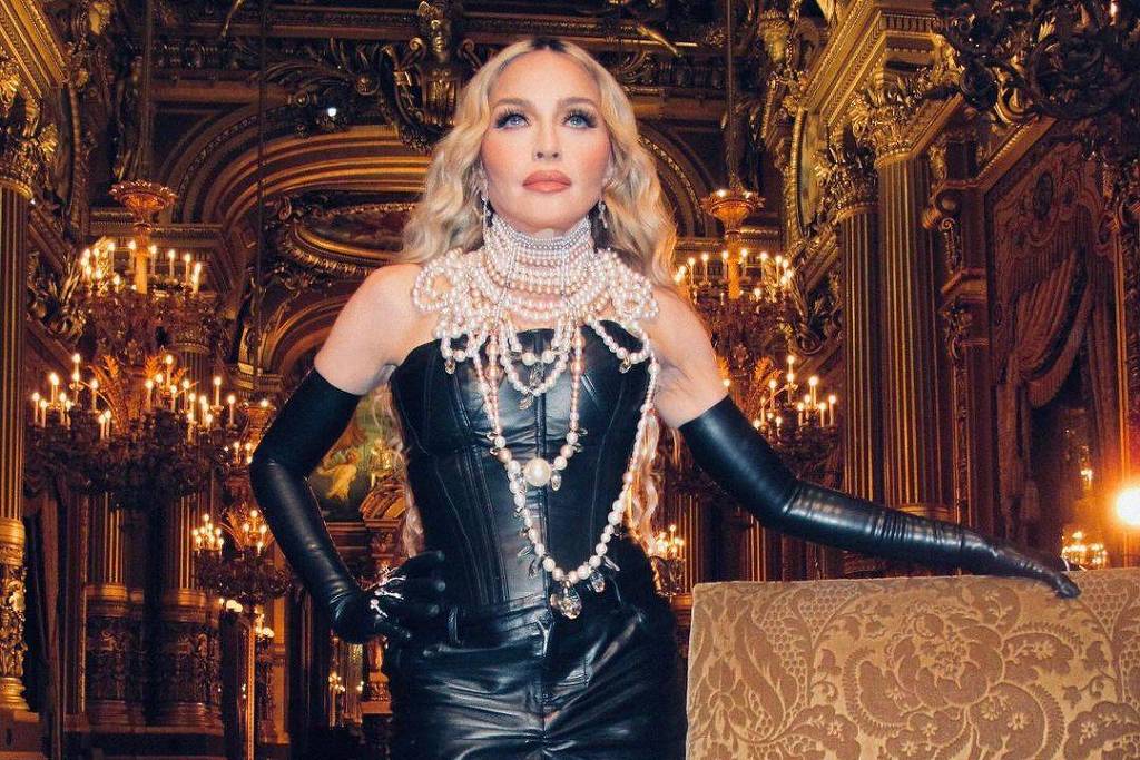 Madonna anuncia chegada 1 mês antes de show em Copacabana: 'Safada is coming to Rio'