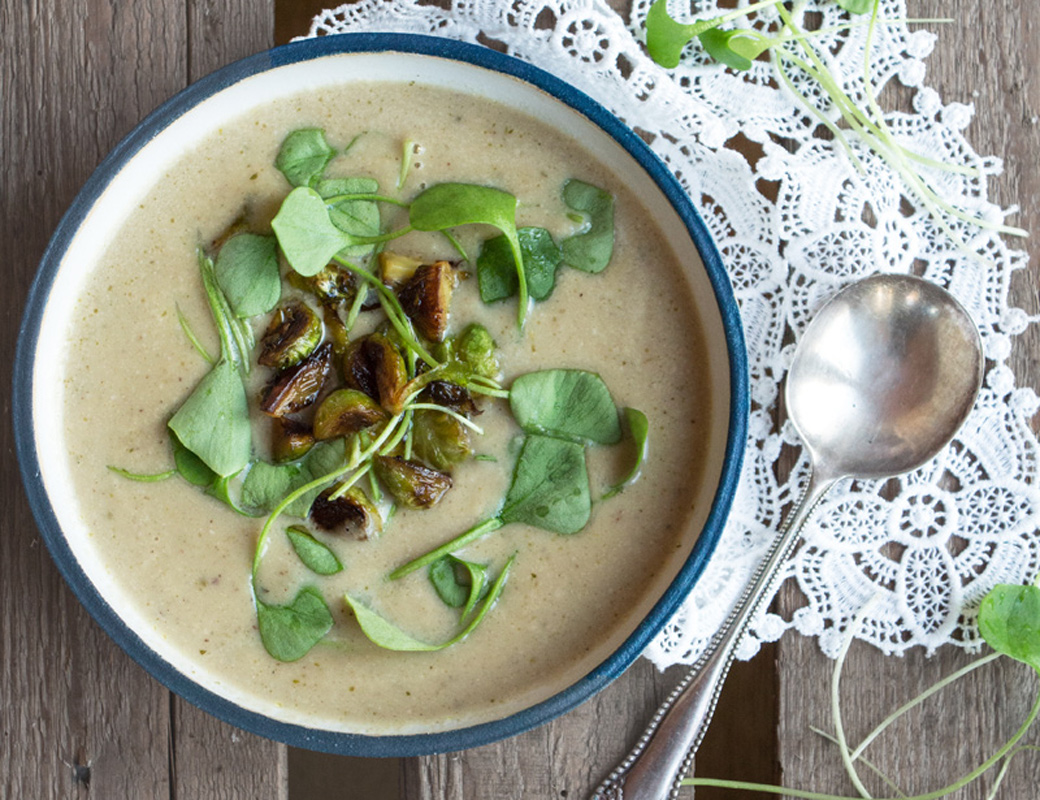 Rezept für cremige Maronensuppe mit knusprigem Rosenkohl