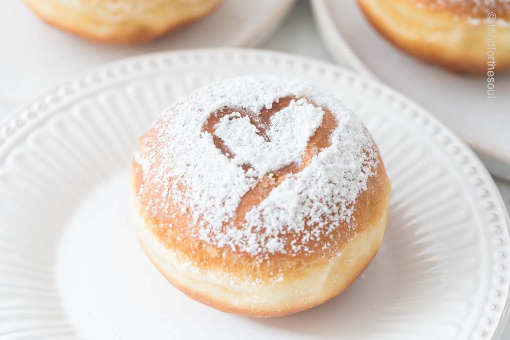 Klassische Krapfen mit Pflaumenmus