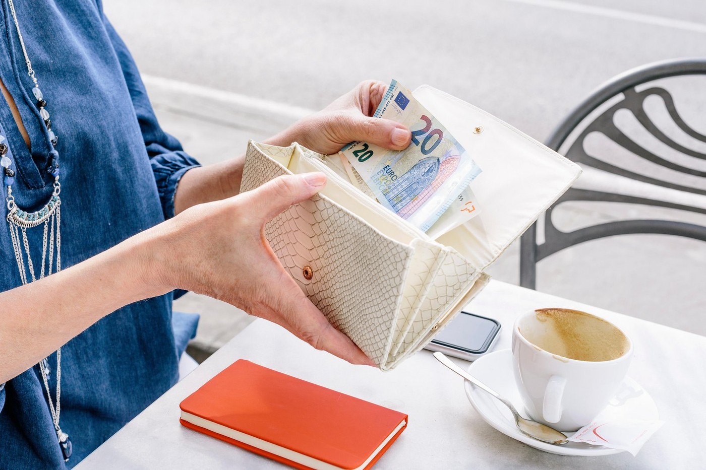 Ob dvigu minimalne plače se samodejno zvišajo tudi ti prejemki - Forbes Slovenija