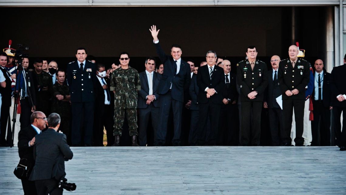 Brazil on edge as Bolsonaro tells his base to take to the streets | Buenos Aires Times