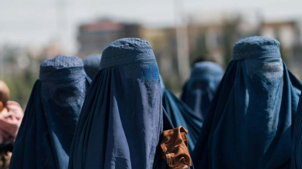 Los talibanes reescribieron el Código Penal y ahora las esposas son oficialmente esclavas de sus maridos | Marie Claire