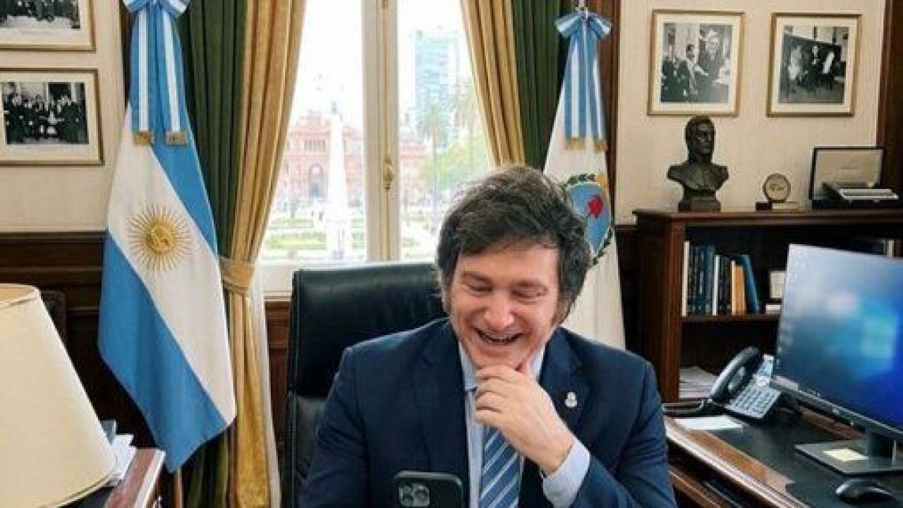 Surrealista: la foto de Milei en la Casa Rosada y con la Casa Rosada que se ve por su ventana | Noticias
