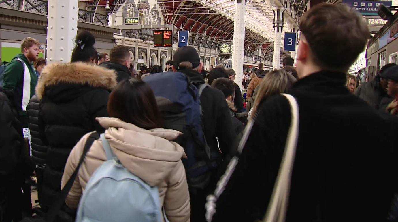 Passengers rush for last trains before Christmas as RMT strike begins – Channel 4 News