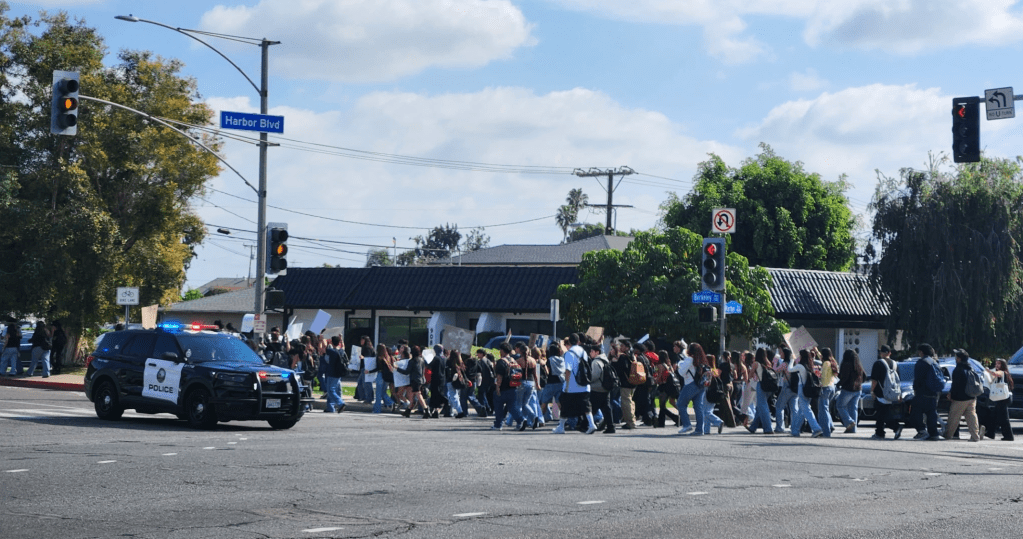 Fullerton High School Students Rally Against ICE in Peaceful Protest - Fullerton Observer