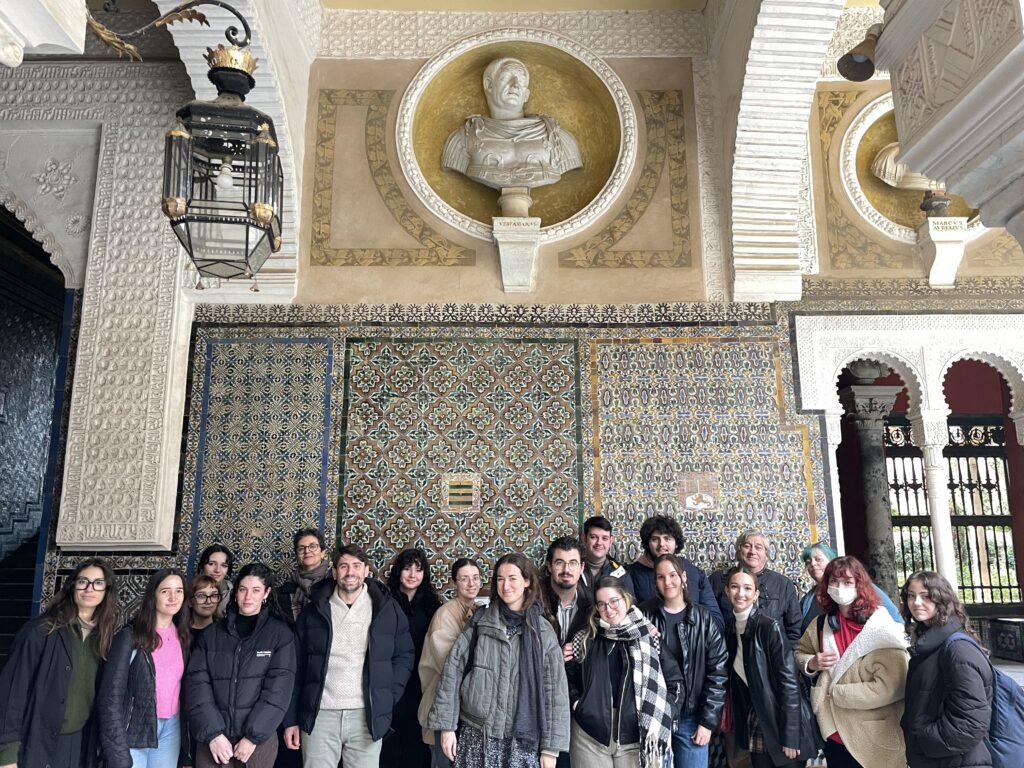 ALUMNOS DE BELLAS ARTES EXPLORAN LA HISTORIA DE LA AZULEJERIA EN LAS PAREDES DE LA CASA DE PILATOS. - Fundación Casa Ducal de Medinaceli