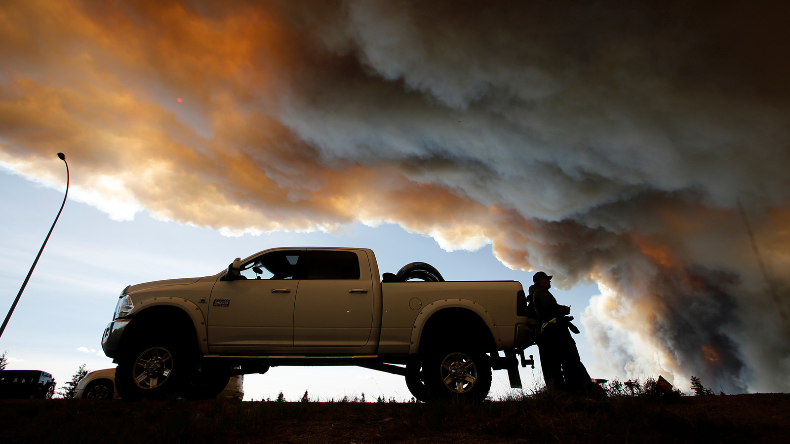 8,000 oil workers evacuated from Fort McMurray fire. Again. | Grist