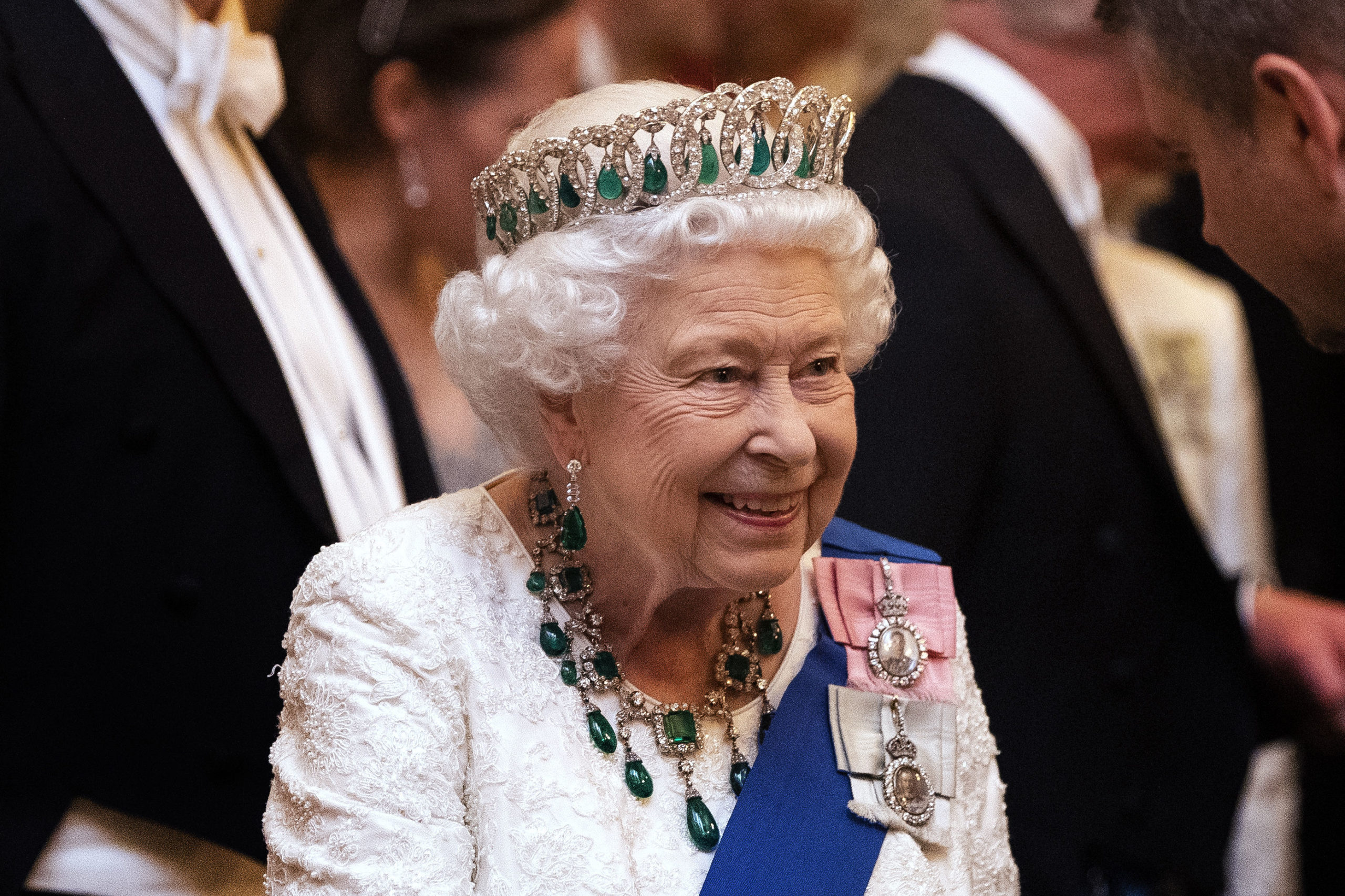 Fact Check: 10 Reasons We Believed Queen Elizabeth Was Dead • Hollywood Unlocked