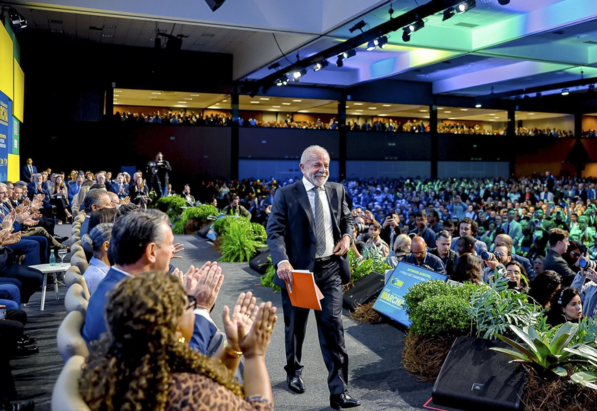Lula anuncia na Marcha dos Municípios crédito para reforma de moradias populares