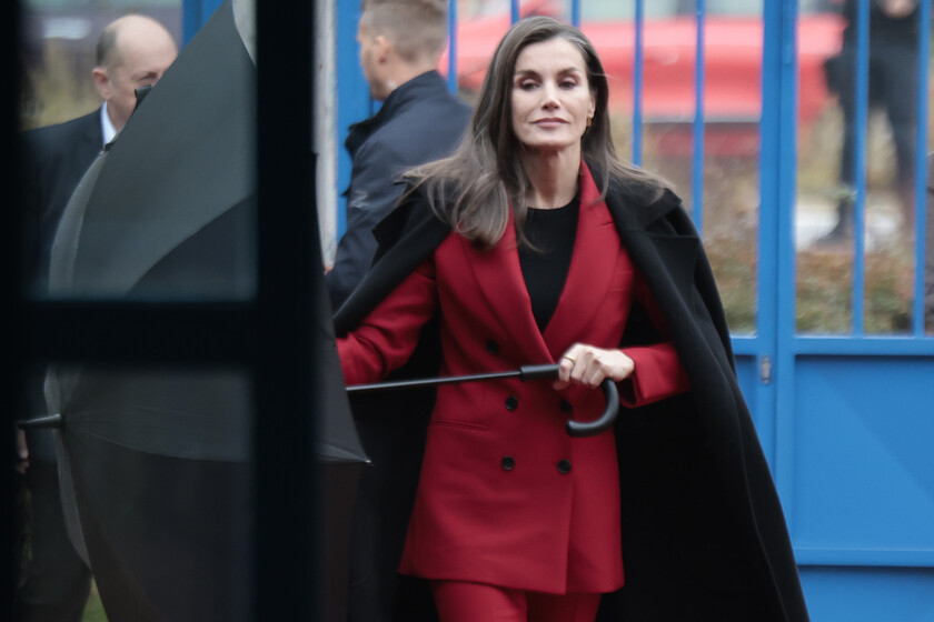La reina Letizia luce los pendientes que han arrasado en ventas y los combina con un traje en color granate