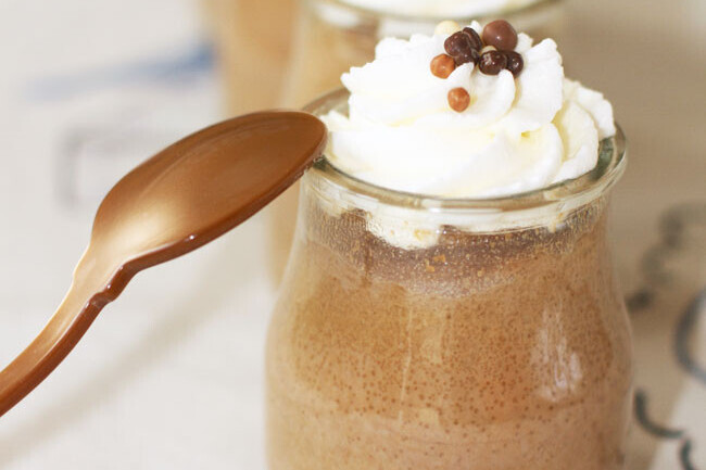 Vasitos de crema de cacahuete y chocolate con leche, receta fácil y deliciosa