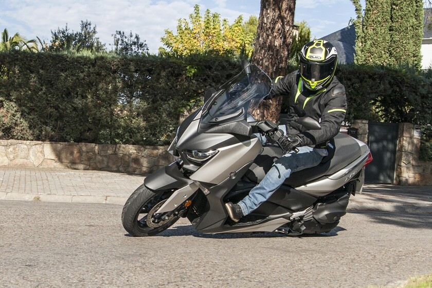 Equipación obligatoria para sacarse el carnet de moto: la DGT exige pantalones, botas y chaqueta técnicos para hacer el examen práctico