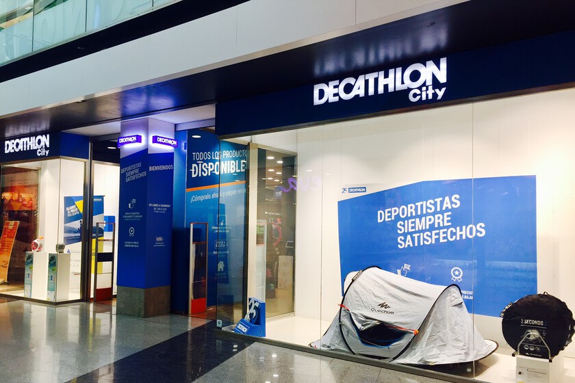 El outlet de Decathlon vende la chaqueta 2 en 1 que mejor resiste a la lluvia
