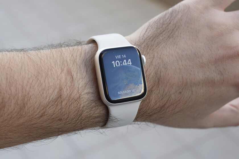 Este Apple Watch SE reacondicionado es ideal como primer reloj o si buscas controlar tu salud gastando lo menos posible