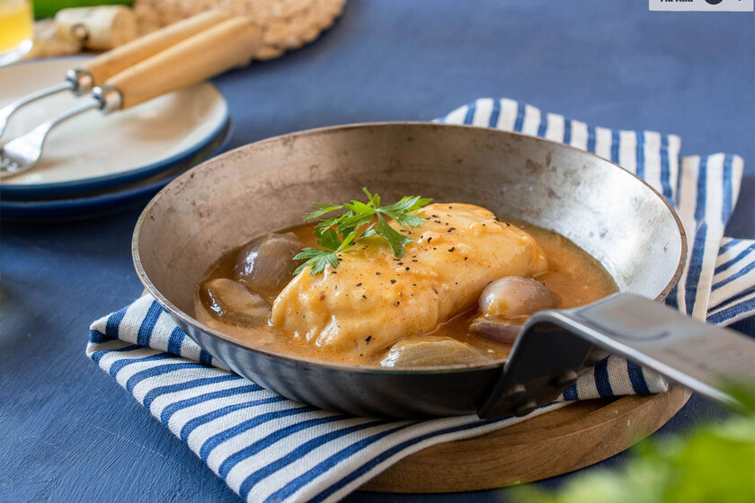 Vale para lubina, merluza, dorada o el pescado que quieras: la receta de pescado en salsa fácil para cualquier momento