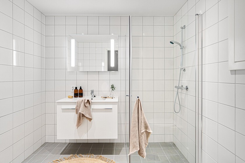 Adiós a las mamparas tradicionales: estas son las nuevas tendencias 2025 para cuartos de baño