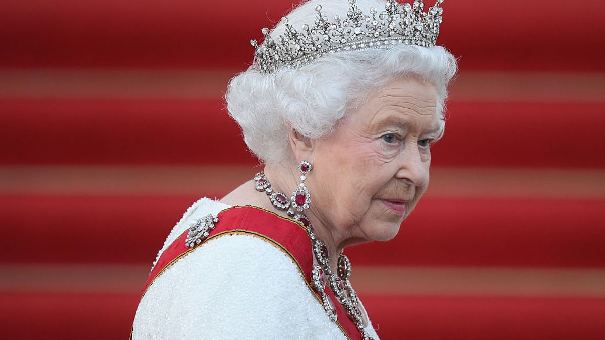 The Queen buys every staff member a £6 Tesco Christmas present - Birmingham Live