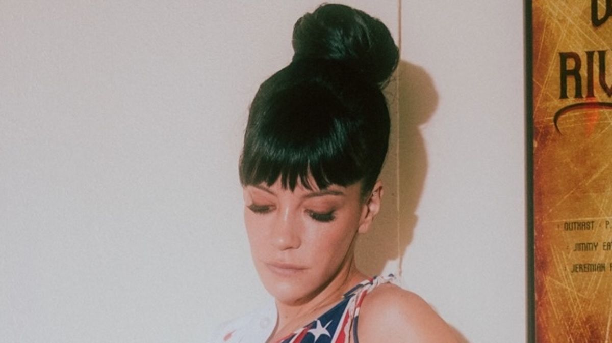 Lily Allen ditches bra as she rocks racy two-piece in new concert snap - Daily Star