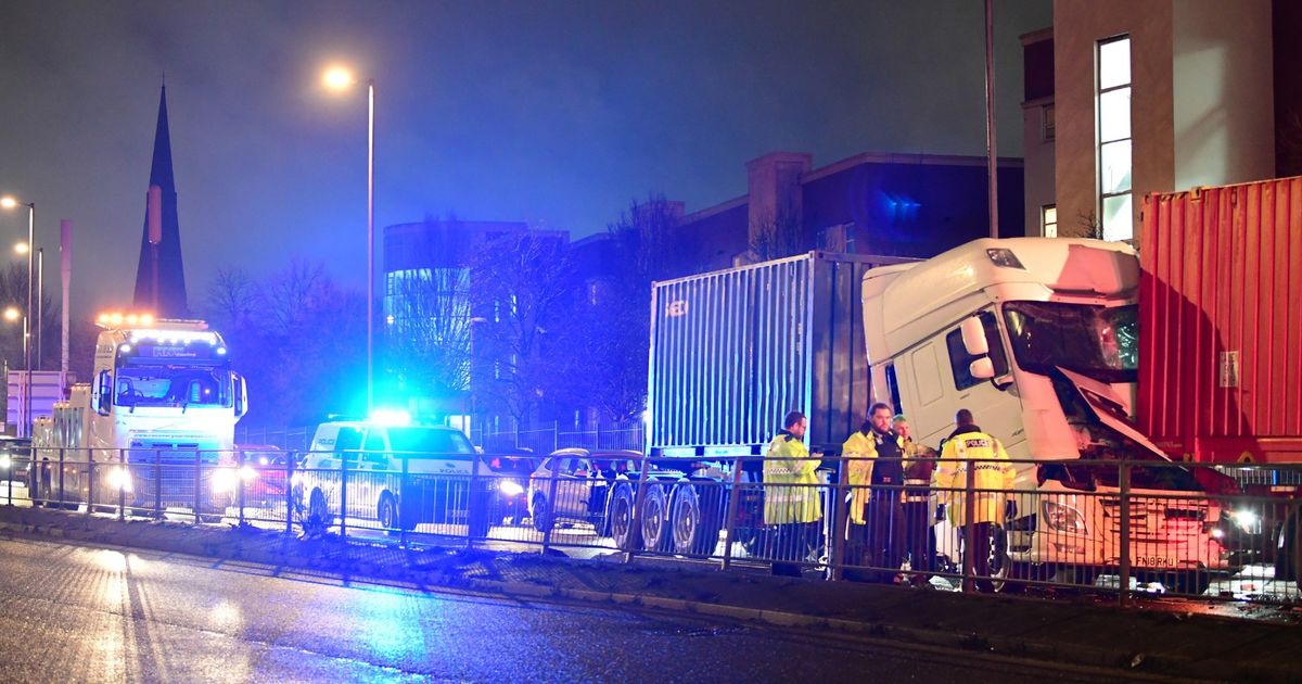 Dunnings Bridge Road live updates as traffic builds after lorries crash - Liverpool Echo