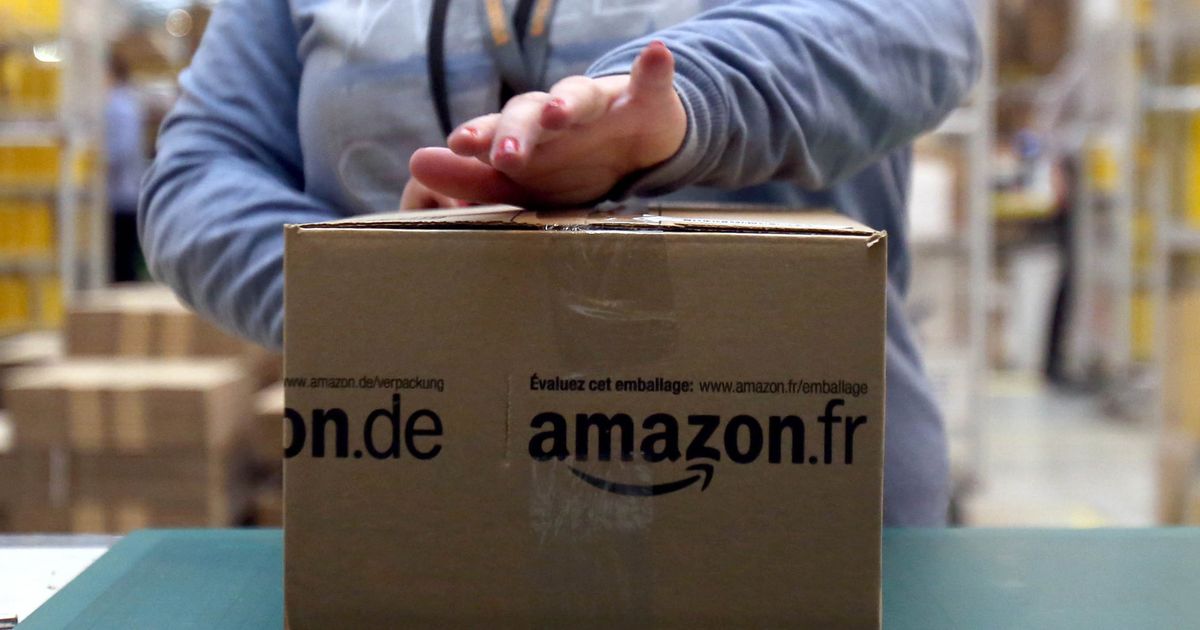 'It's turning employees into robots!': Amazon patents wristband that tracks warehouse workers' movements - The Mirror