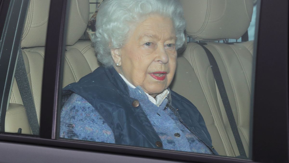Queen's aide 'tests positive for coronavirus while she was at Buckingham Palace' - The Mirror