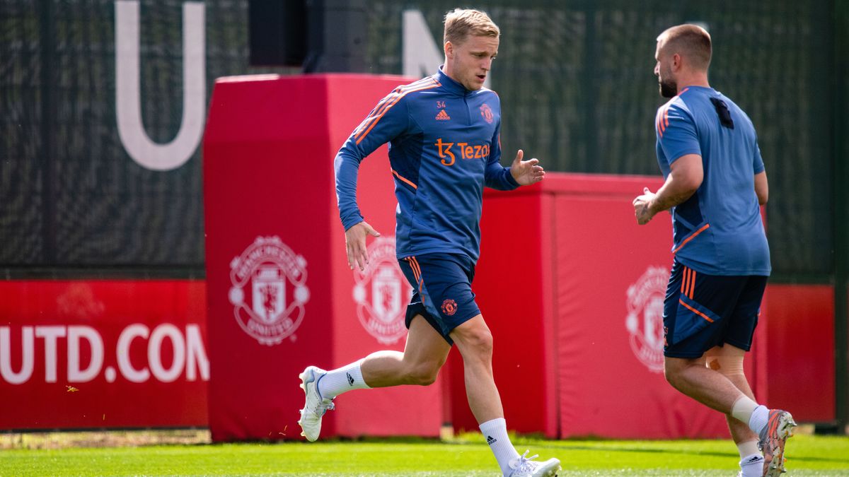 Mitchell van der Gaag comment to Donny van de Beek overheard in Man Utd training - The Mirror