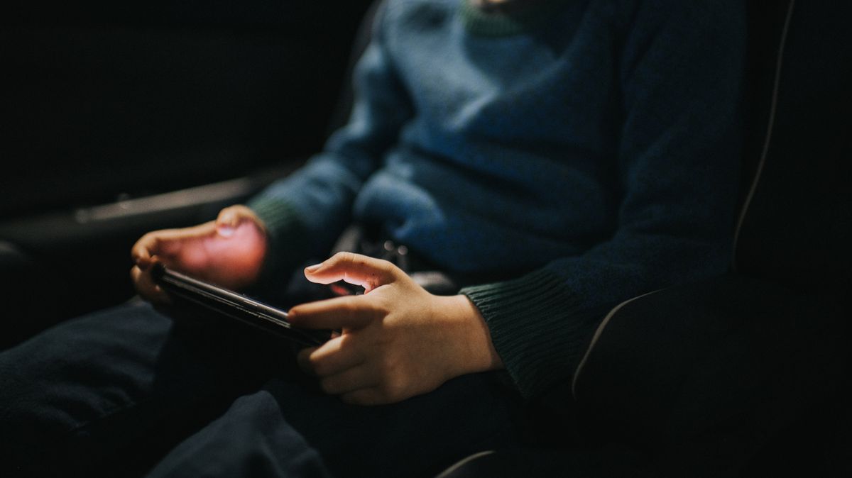 MP pleas for 'doomscrolling' social media crackdown for under 16s - The Mirror