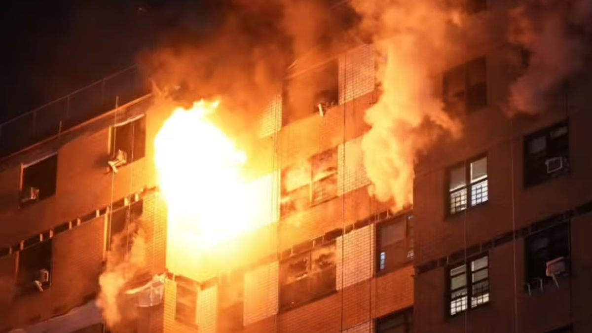 New York flats in flames as 200 firefighters rush to scene - The Mirror