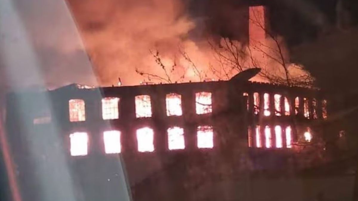 Middleton fire LIVE: Firefighters tackle Lodge Mill inferno and warn 'stay away' - The Mirror
