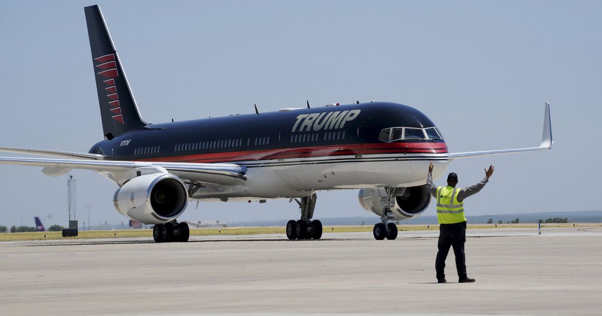 See inside Donald Trump's amazing gold-plated private Boeing passenger jet - The Mirror