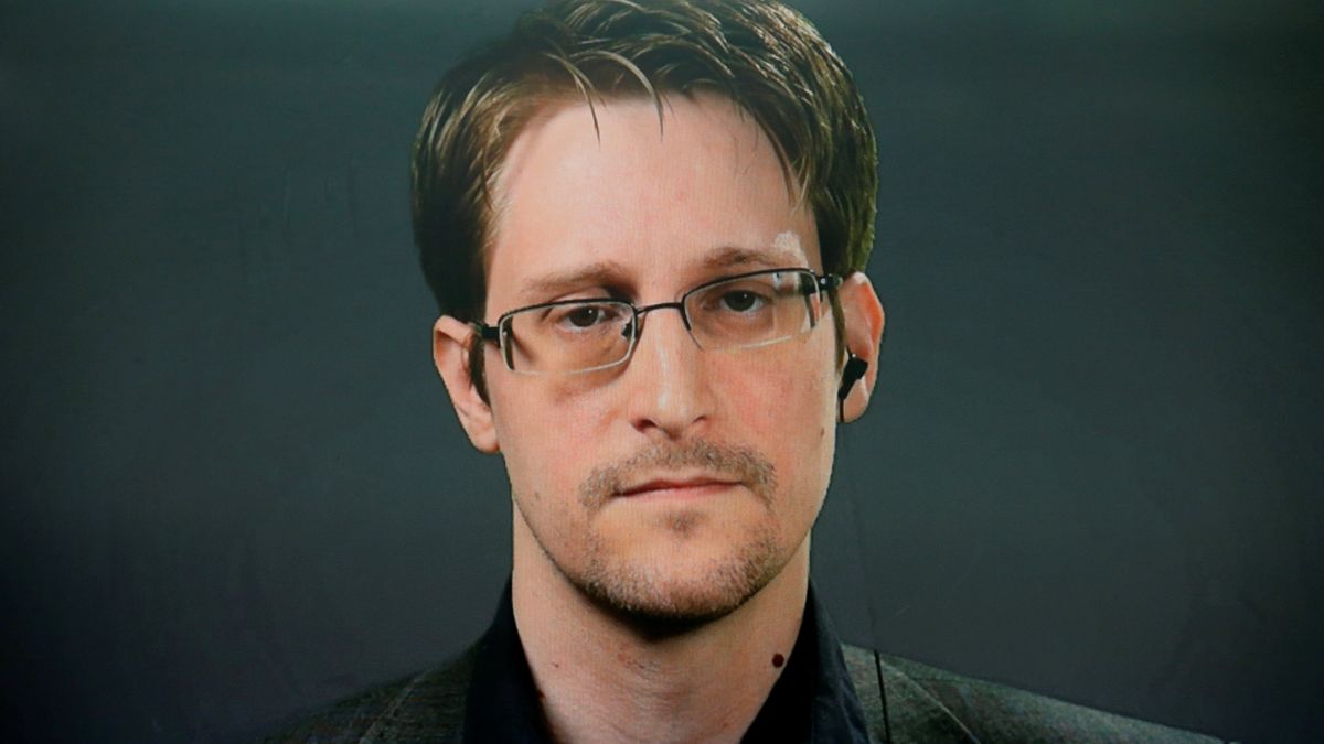 Whistleblower Edward Snowden warns Yahoo users to 'close account today' amid claims firm spied on millions of emails - The Mirror