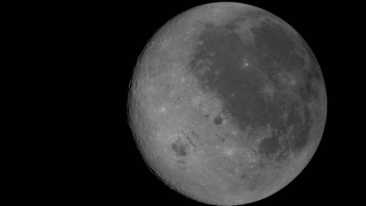 Artemis II reports strange 'squiggles' and unexpected shades of green on the Moon - The Mirror US
