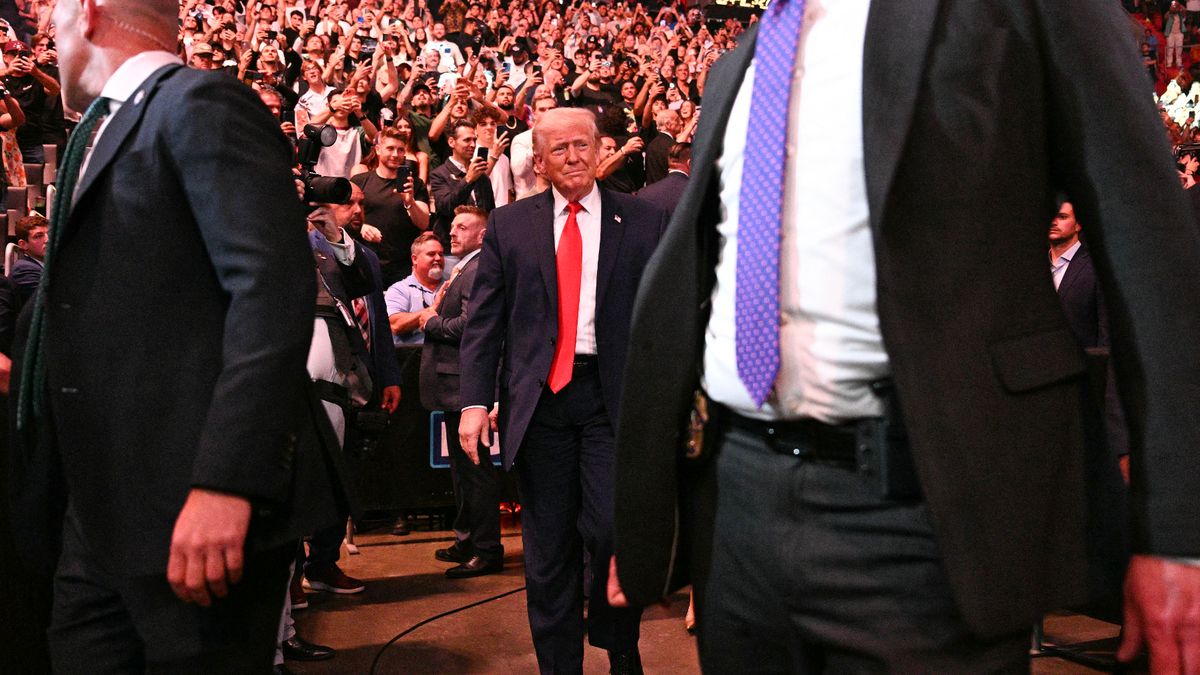 Trump booed during 'pathetic' UFC entrance with empty seats while US is at war - The Mirror US