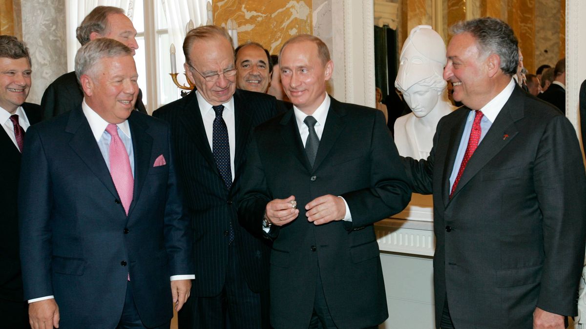Vladimir Putin’s chilling comment after trying on NFL owner’s $25,000 Super Bowl ring - The Mirror US