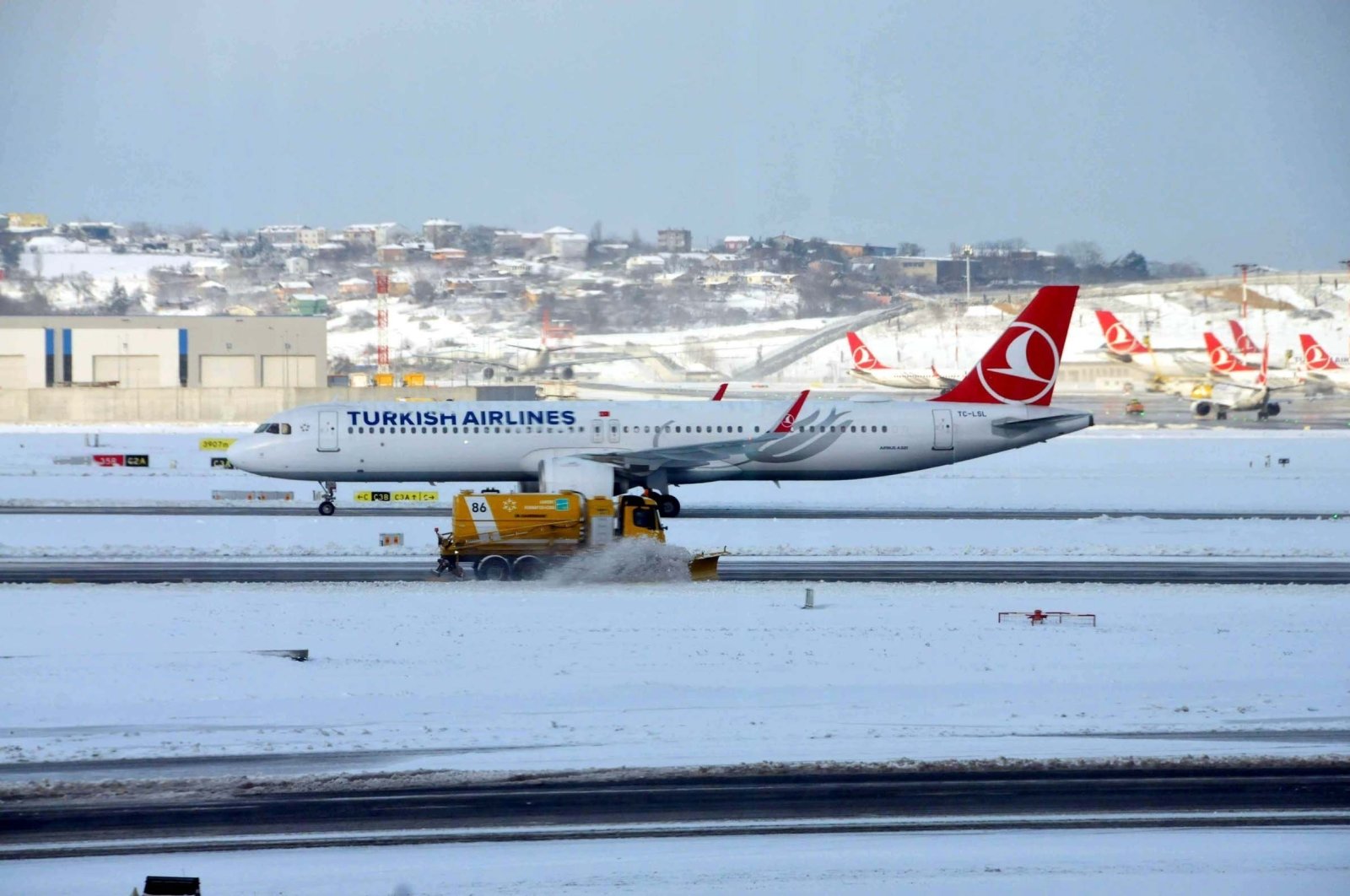 Over 200 flights cancelled in Istanbul due to expected snowstorm | Daily Sabah