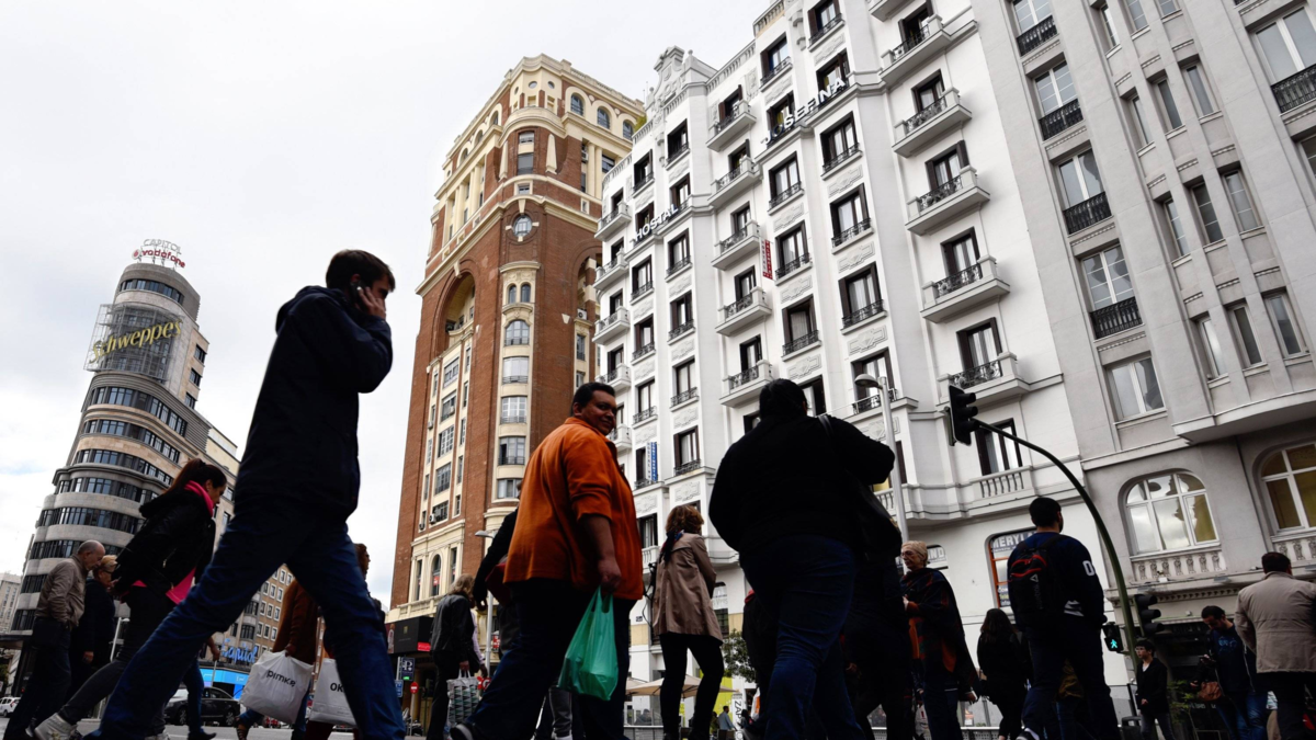 Las claves del decreto del Gobierno español para regularizar inmigrantes: a ciudadanos de qué países beneficiará y qué requisitos hay que cumplir