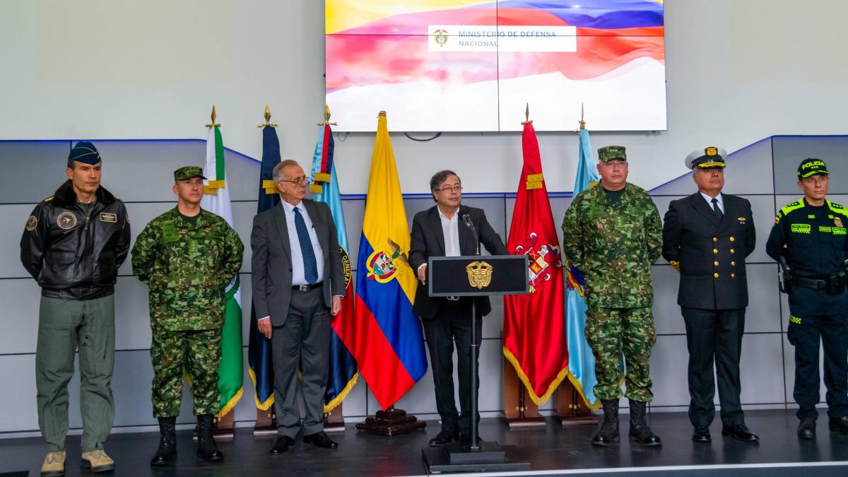 Cambios de Gustavo Petro en cúpula: salieron 48 generales y almirantes