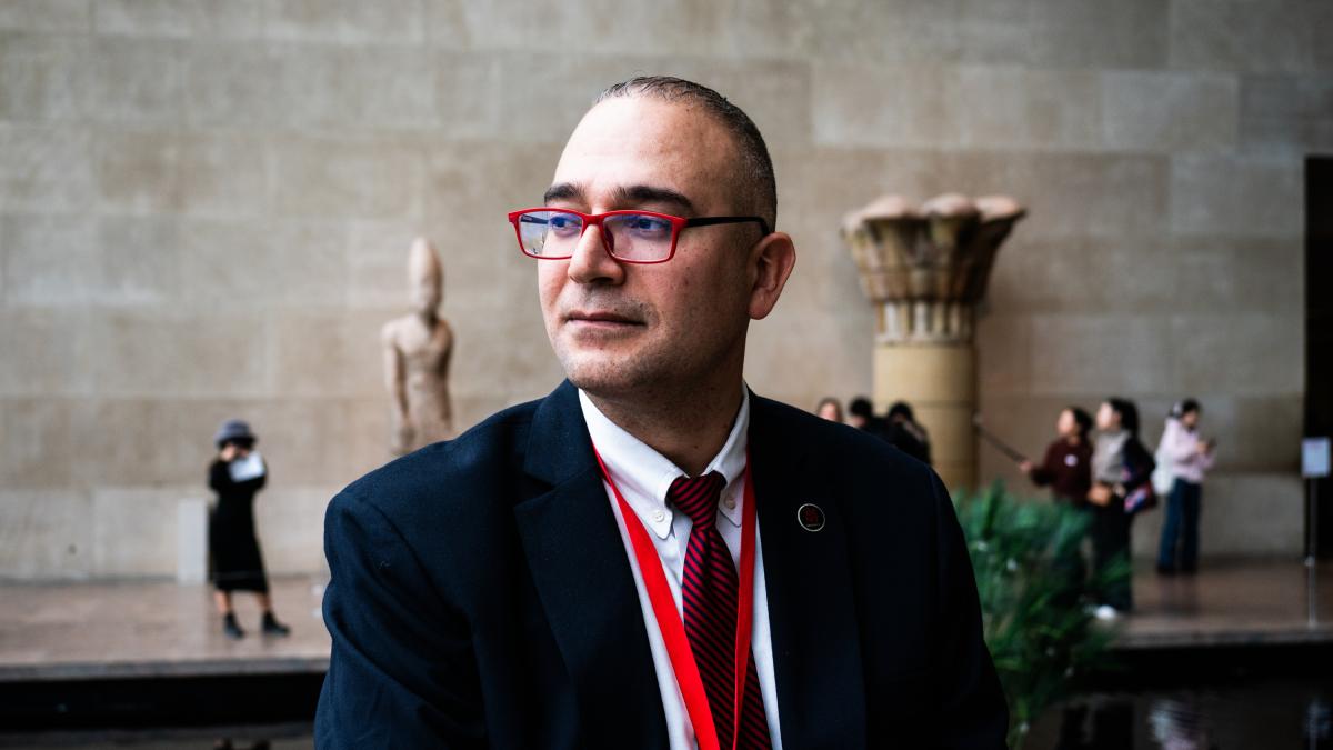 De guardia de seguridad a escultor: su obra está en exposición en el Met