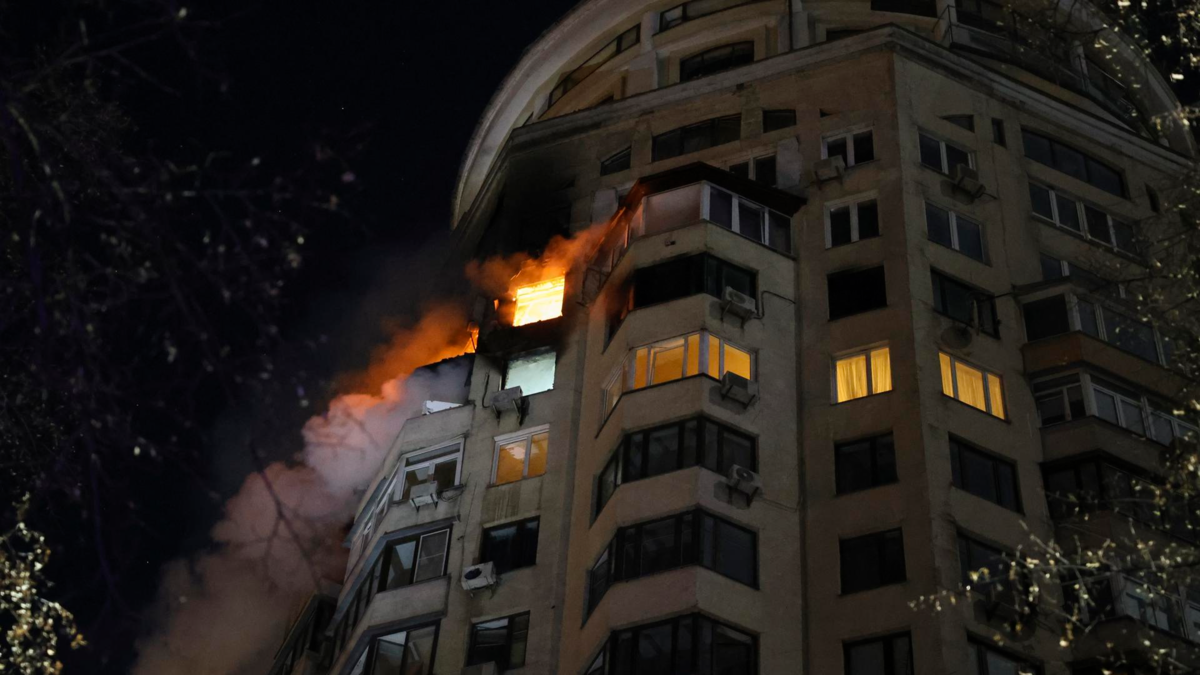 Kiev bajo cero y sin luz: Rusia lanza 60 misiles y deja a 1.100 edificios sin calefacción a –20 °C en plena ola de frío antes de la cumbre en Abu Dabi