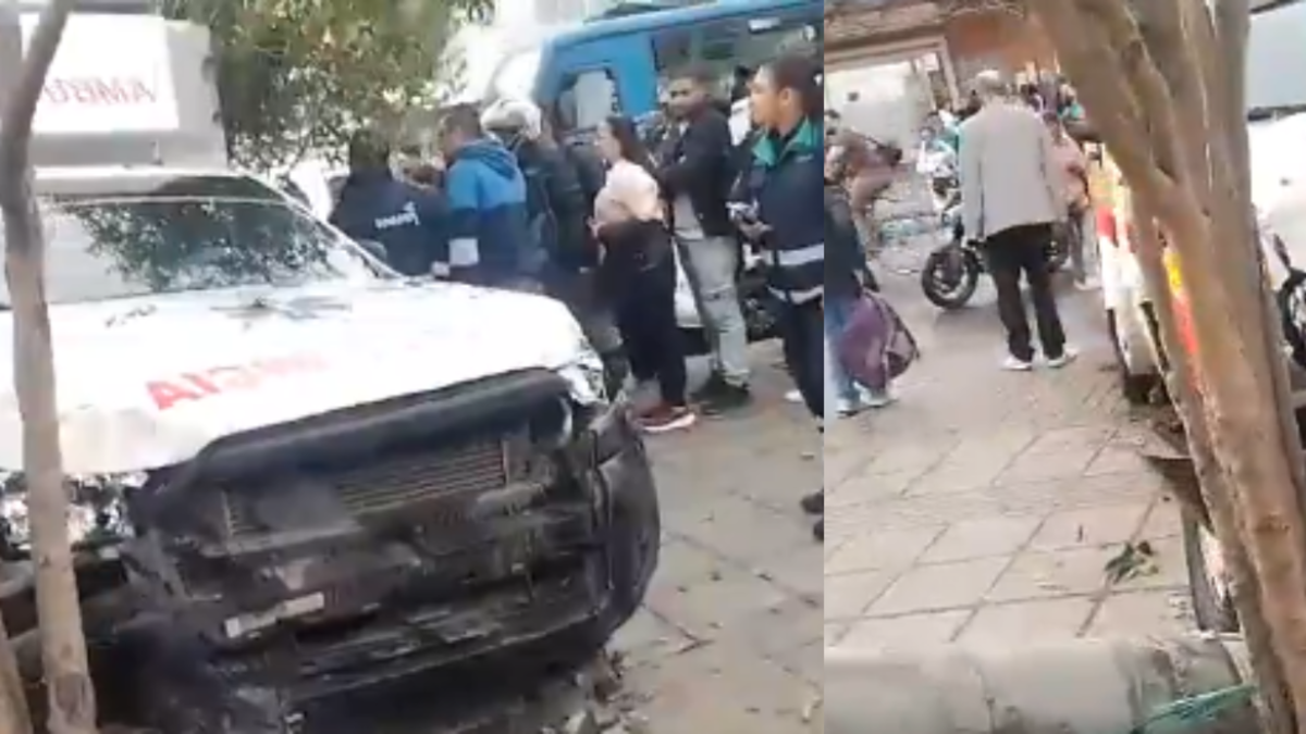 Grave accidente de tránsito frente al Hospital Tunal, en Bogotá: una ambulancia perdió el control y atropelló a dos motocicletas